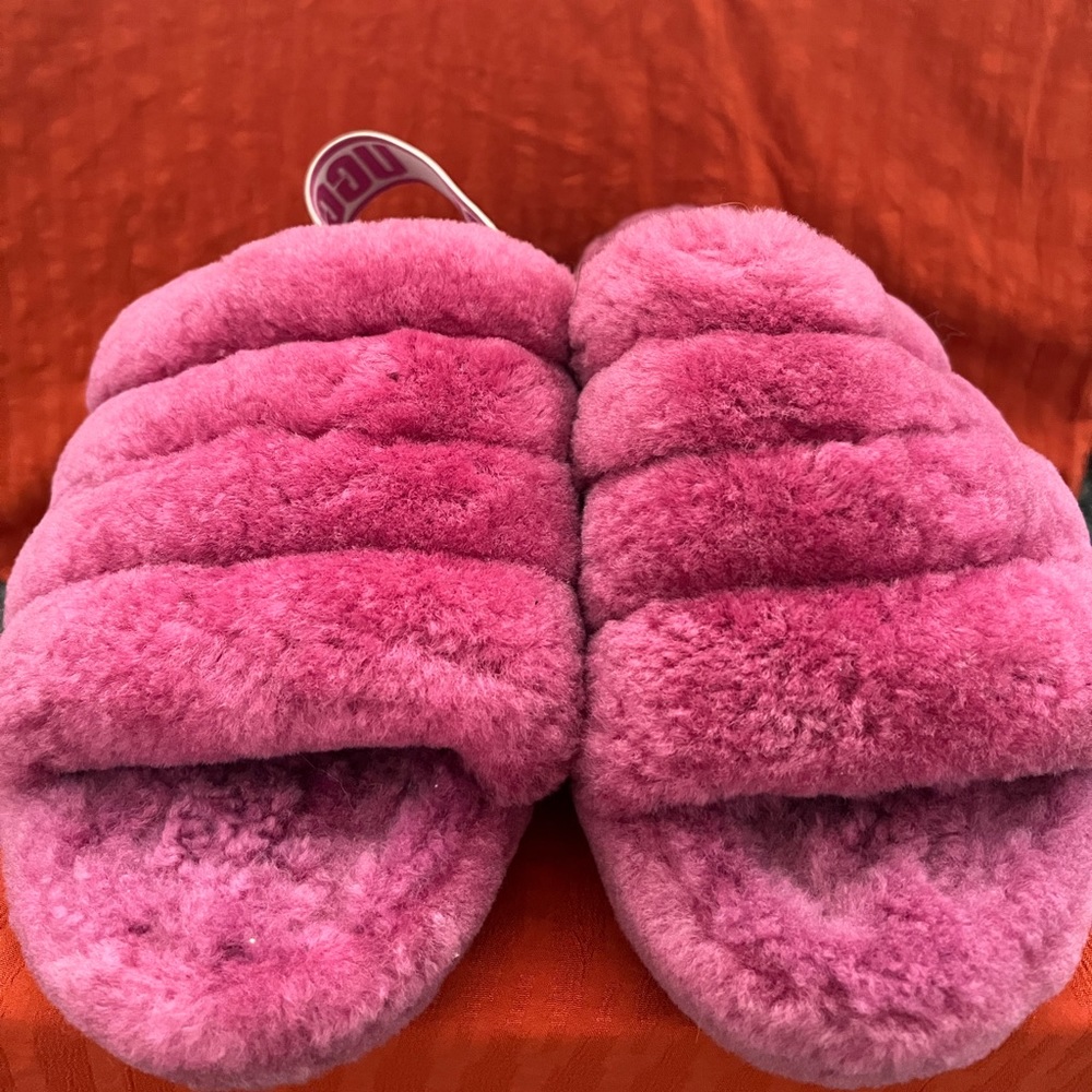🌴 UGG Pink Fuzzy Strapped Slippers
